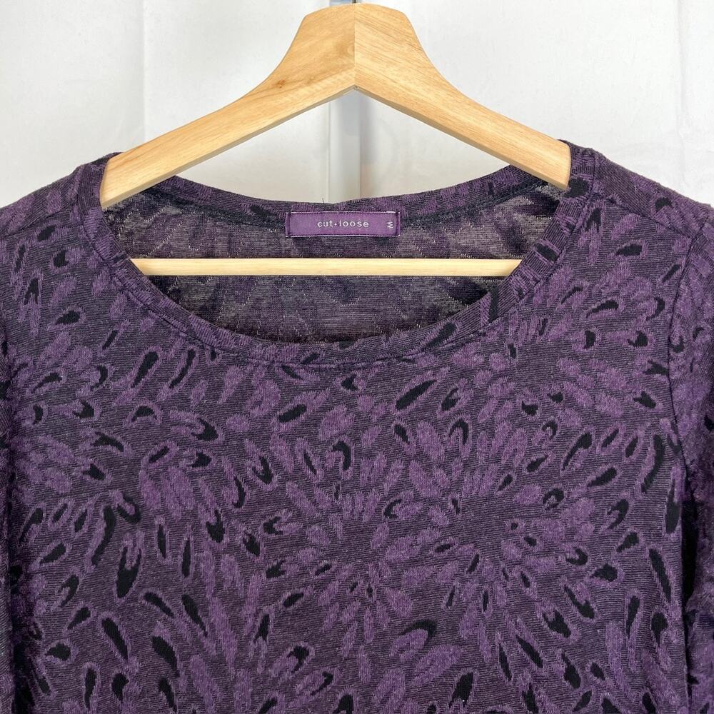 CUT LOOSE Size M Floral Tunic Top 3/4 Sleeve Asymmetric Hem Stretch Knit Purple - Picture 3 of 8
